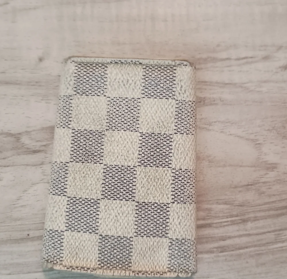 Authentic Louis Vuitton Cream White Damier 6 Key Case Holder